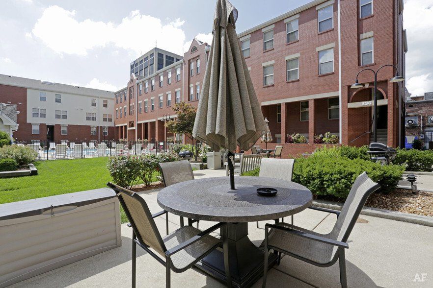 Lincoln Square Apartments — photo 3