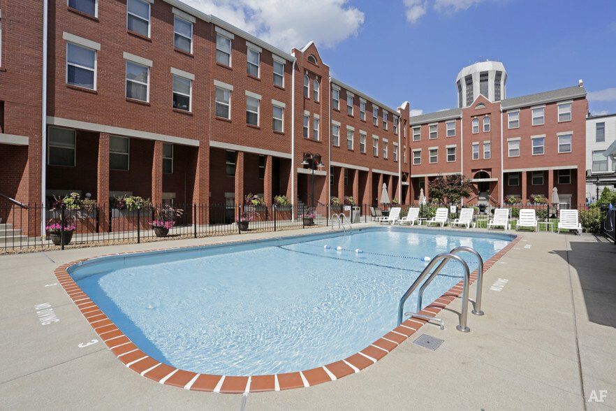 Lincoln Square Apartments — photo 4